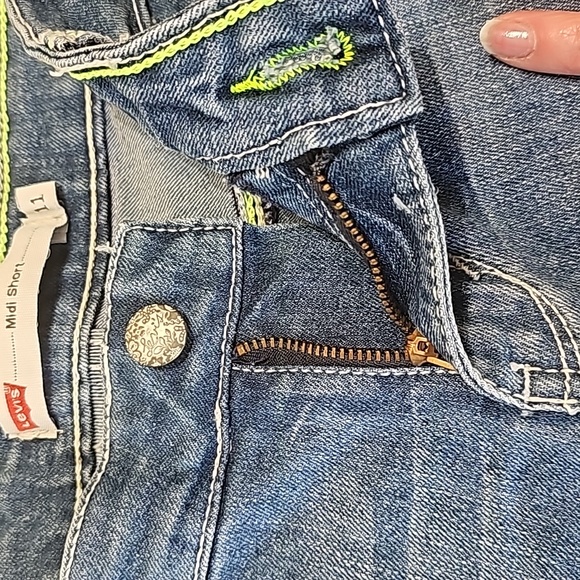 Levi's Midi Short Size 11 Lime Green and White stitching - Picture 9 of 9